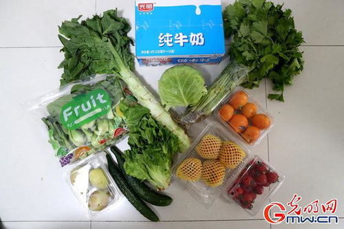 守滬者聯(lián)盟 丨上海 社區(qū)向居民發(fā)放免費(fèi)食品物資