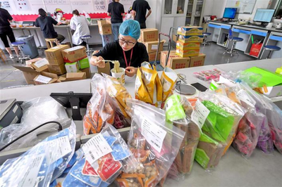 為讓2億用戶吃得更安心,良品鋪?zhàn)訛槊總€(gè)產(chǎn)品建立“試吃”檢測(cè)標(biāo)準(zhǔn)